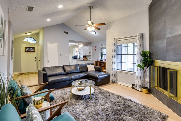 Huis (3 Bedrooms) | Woonruimte | Televisie en een open haard