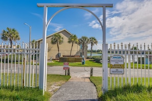 Property grounds - Miramar Beach Rental w/ Pool Access & Golf Course! (Miramar Beach)