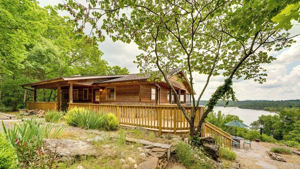 A wooden cabin with a porch, stone pathway, and a view of a lake. - Eagle Rock Gem on Table Rock Lake w/ Decks & Grill (Eagle Rock)