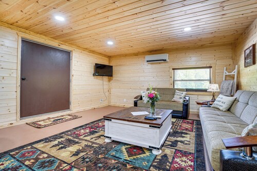 Charming Cabin Near Roaring River State Park!