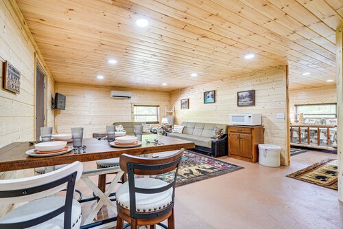 Charming Cabin Near Roaring River State Park!