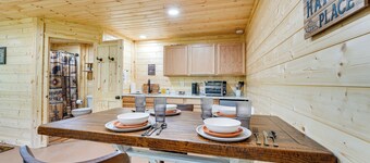 Charming Cabin Near Roaring River State Park!