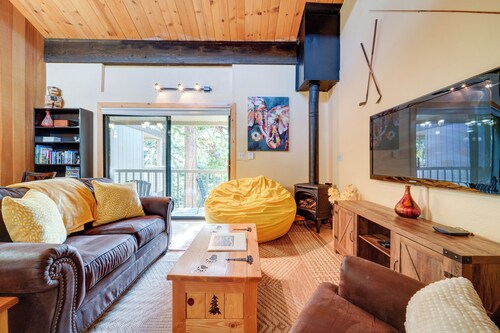 1 Mi to Lake Tahoe: Condo w/ Deck in Kings Beach!