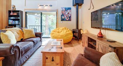 1 Mi to Lake Tahoe: Condo w/ Deck in Kings Beach!