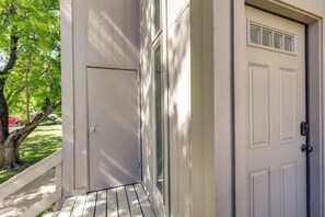 Interior - 6 Mi to Downtown: Flagstaff Townhome w/ Deck (Flagstaff)