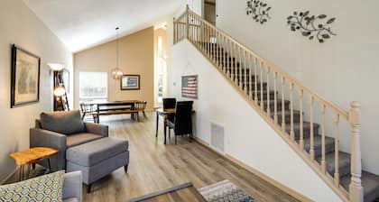 6 Mi to Downtown: Flagstaff Townhome w/ Deck