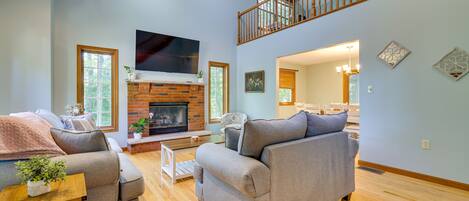 ทีวี, เตาผิง, โต๊ะปิงปอง, หนังสือ