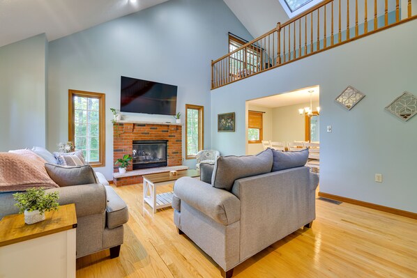 Televisión, chimenea, mesa de ping pong, libros