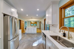 Microondas, horno, placa de cocina, lavavajillas