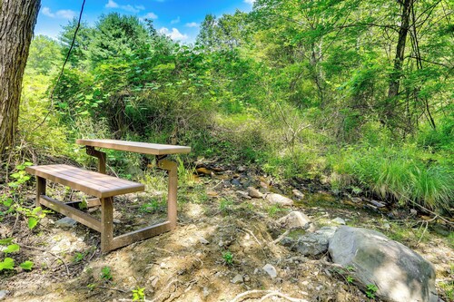 Secluded Poconos Cabin: 75 Acres & Fire Pit!