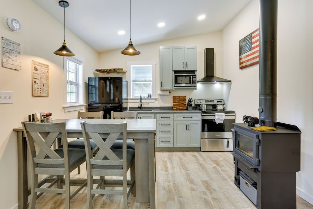 Secluded Poconos Cabin: 75 Acres & Fire Pit! - Pocono Mountain Woodland Lakes, PA