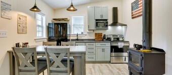 Secluded Poconos Cabin: 75 Acres & Fire Pit!