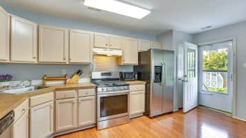 House (3 Bedrooms) | Private kitchen | Microwave, oven, stovetop, dishwasher
