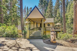 A lodge with a covered entrance, a staircase, and a wooden sculpture in the yard. - 3 Mi to Shaver Lake: Cozy 'bears Hideaway' Cabin! (Shaver Lake)