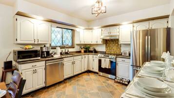 House (5 Bedrooms) | Interior