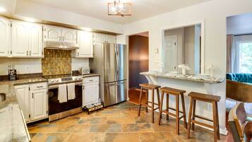 House (5 Bedrooms) | Interior