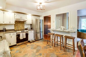 House (5 Bedrooms) | Interior