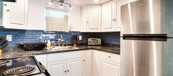Remodeled Seminole Apt + Yard: 3 Mi to Beach!