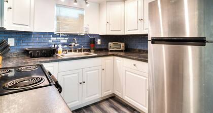 Remodeled Seminole Apt + Yard: 3 Mi to Beach!