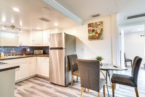Remodeled Seminole Apt + Yard: 3 Mi to Beach!
