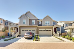 Interior - 9 Mi to Airport: Commerce City Townhome w/ Deck (Commerce City)