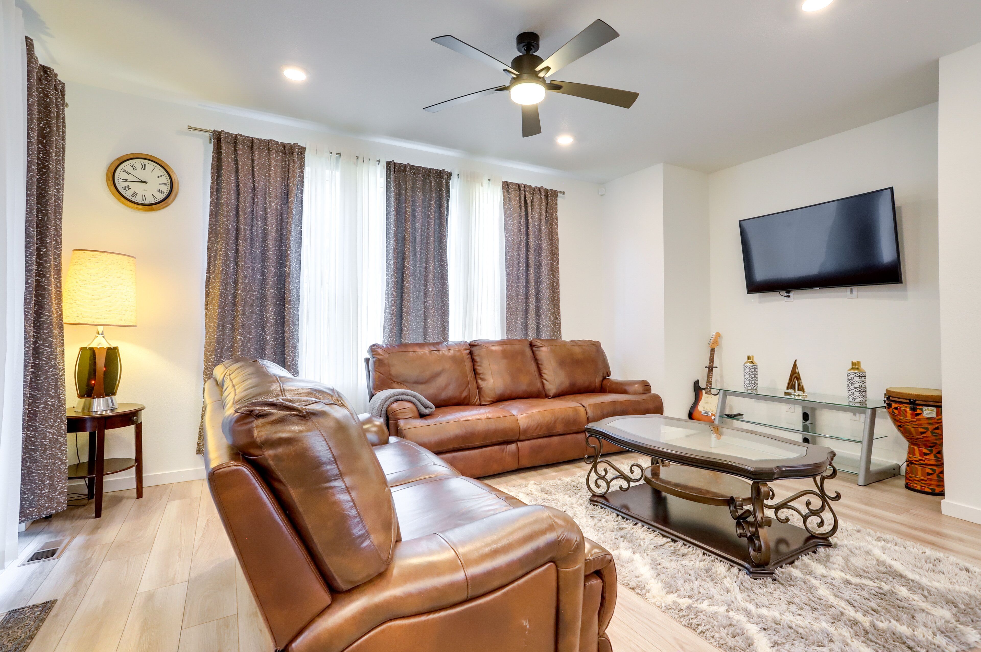 Apartment (3 Bedrooms) | Living area