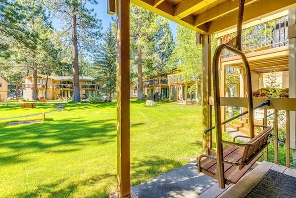 Ein Resort mit Holzgebäuden im Freien, einer Rasenfläche und mehreren Gebäuden mit Balkonen.