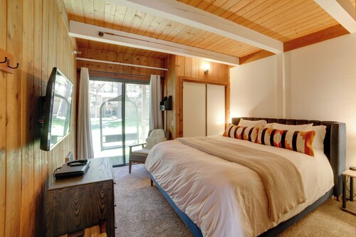 Mammoth Lakes Vacation Rental: 1 Mi to Ski Area!