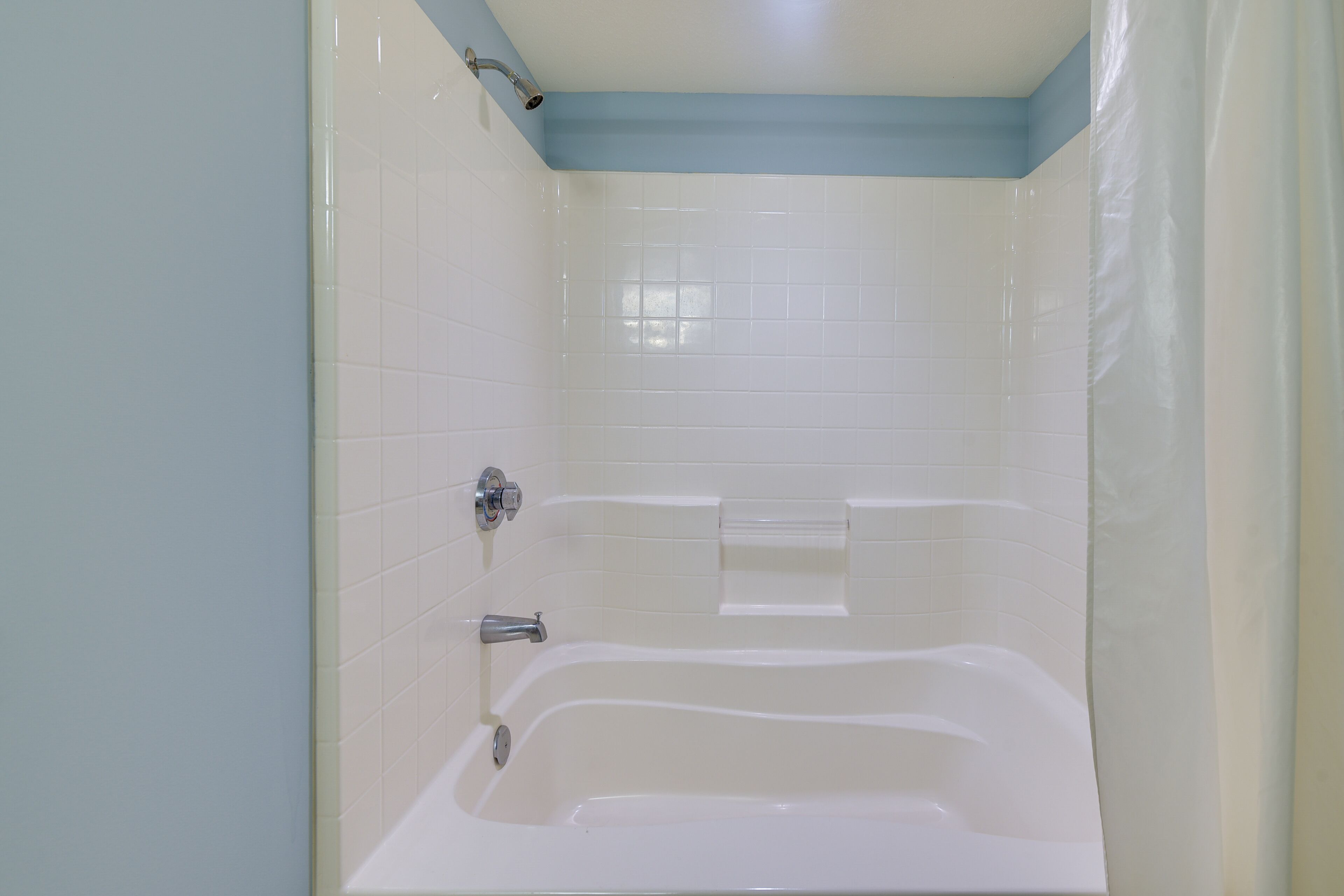 Une salle de bain avec une baignoire, une douche et des toilettes.