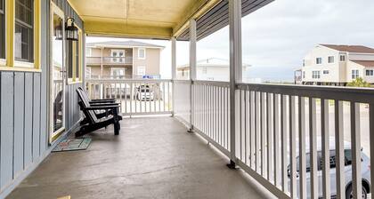 Steps to Ocean: North Myrtle Beach Condo w/ Porch!