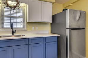 Apartment (1 Bedroom) | Interior - Walk to Beach! North Myrtle Beach Condo w/ Pool (North Myrtle Beach)