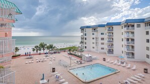 Un hôtel doté d'une piscine, offrant une vue sur la plage et comprenant plusieurs balcons.