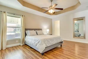 House (3 Bedrooms) | 3 bedrooms, iron/ironing board, bed sheets - Charming Leesburg Getaway w/ Screened Porch! (Leesburg)