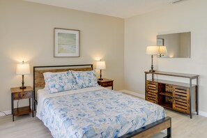 1 bedroom, iron/ironing board, bed sheets - Redington Shores Condo w/ Private Balcony! (Redington Shores)