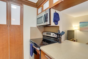 Microwave, oven, stovetop, dishwasher - Redington Shores Condo w/ Private Balcony! (Redington Shores)