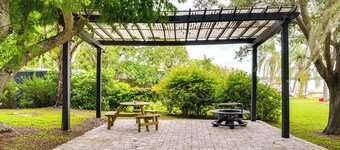 Lakefront Home w/ Screened Porches in Frostproof!