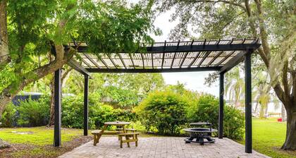 Lakefront Home w/ Screened Porches in Frostproof!