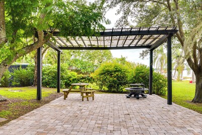 Lakefront Home w/ Screened Porches in Frostproof!