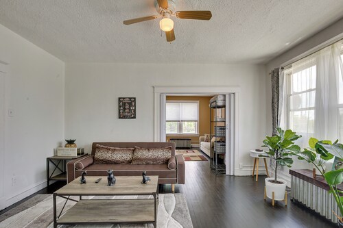 Walk to Restaurants: Cozy, Convenient Jennings Apt