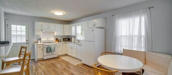 Pet-friendly Villas Vacation Rental: Walk to Bay