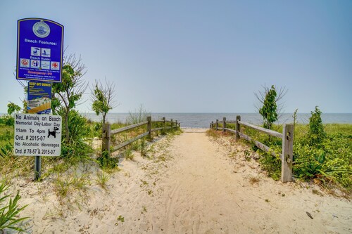 Pet-friendly Villas Vacation Rental: Walk to Bay