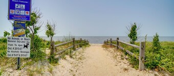 Pet-friendly Villas Vacation Rental: Walk to Bay