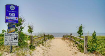 Pet-friendly Villas Vacation Rental: Walk to Bay