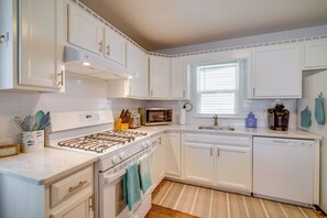Interior - Pet-friendly Villas Vacation Rental: Walk to Bay (Villas)