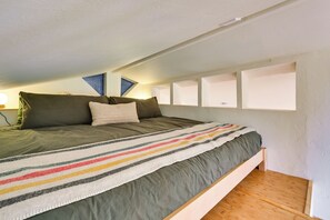 Apartment (0 Bedroom) | Interior - Pet-friendly Flagstaff Studio Cabin w/ Patio (Flagstaff)