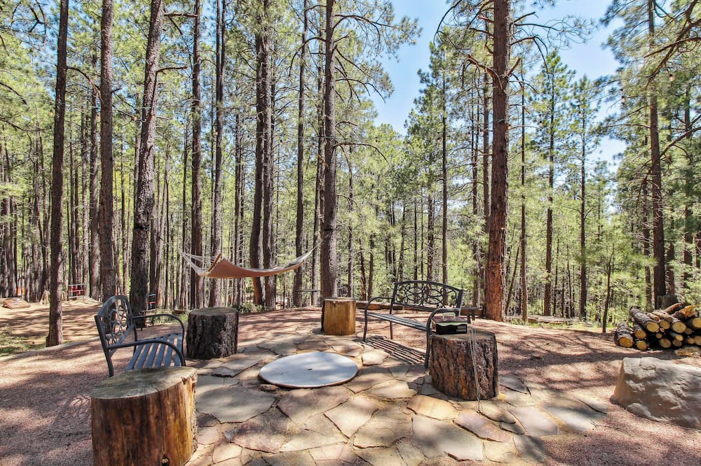 Near Trails: Forest Lake Retreat w/ Backyard Oasis - Willow Springs Lake, AZ