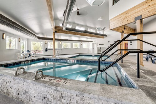 Cozy Condo w/ Balcony & Mtn View in Silverthorne!