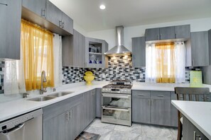 House (5 Bedrooms) | Interior