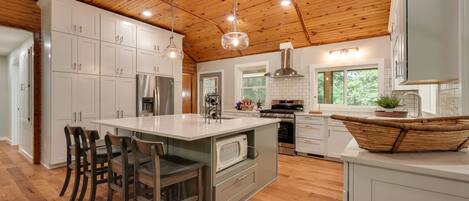 Cottage (4 Bedrooms) | Private kitchen