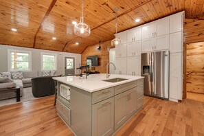 Cottage (4 Bedrooms) | Private kitchen | Microwave, oven, stovetop, dishwasher - Table Rock Lake Vacation Rental With Swim Dock! (Golden)